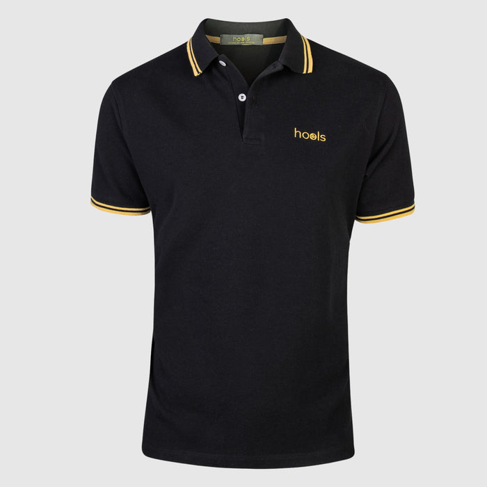 Polo Hools negro con rayas amarillas vista frontal