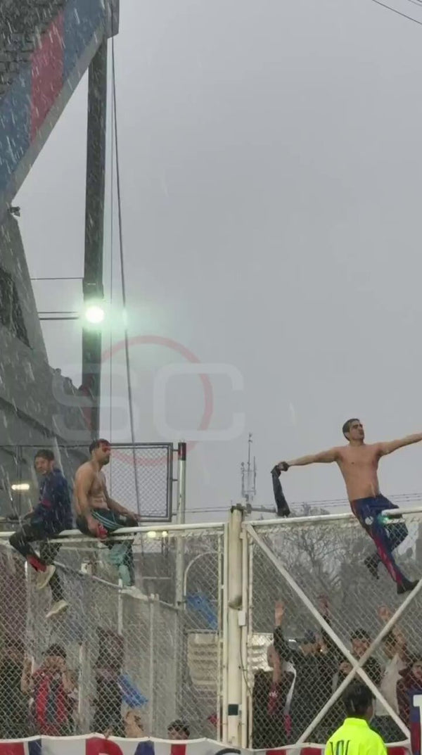 San Lorenzo en la lluvia: la grada que no se rinde ante Boca pese al 2-0