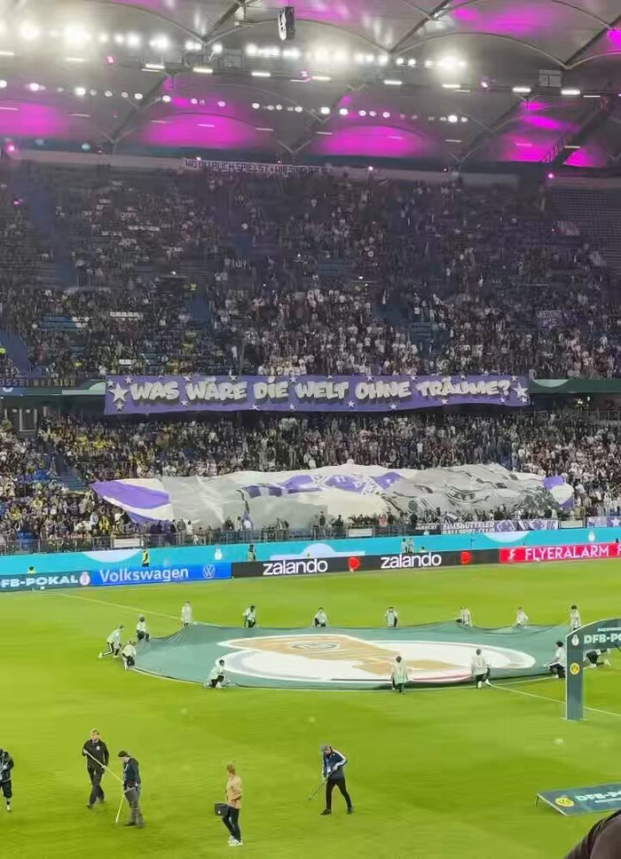 HEBC Hamburg, de 5ª división,  despliega un espectacular tifo ante el BVB en Copa