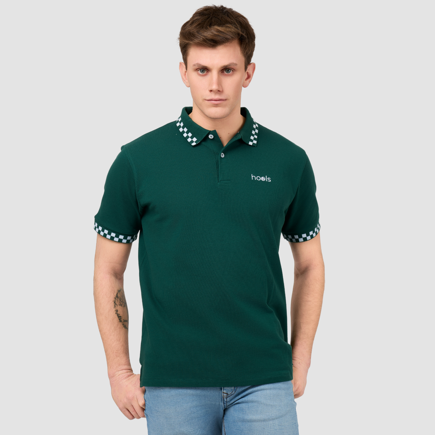 Polo verde Hools The Beat de la colección Ska, diseño fútbol casual con cuello y mangas de cuadros
