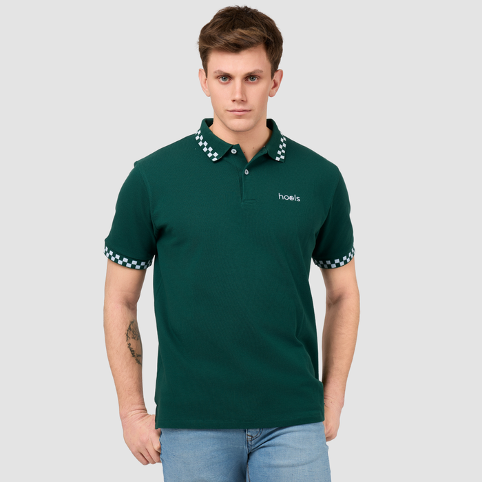 Polo verde Hools The Beat de la colección Ska, diseño fútbol casual con cuello y mangas de cuadros
