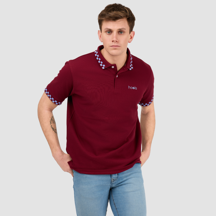Polo granate Hools The Streetlight de la colección Ska, diseño fútbol casual con detalles de cuadros en cuello y mangas