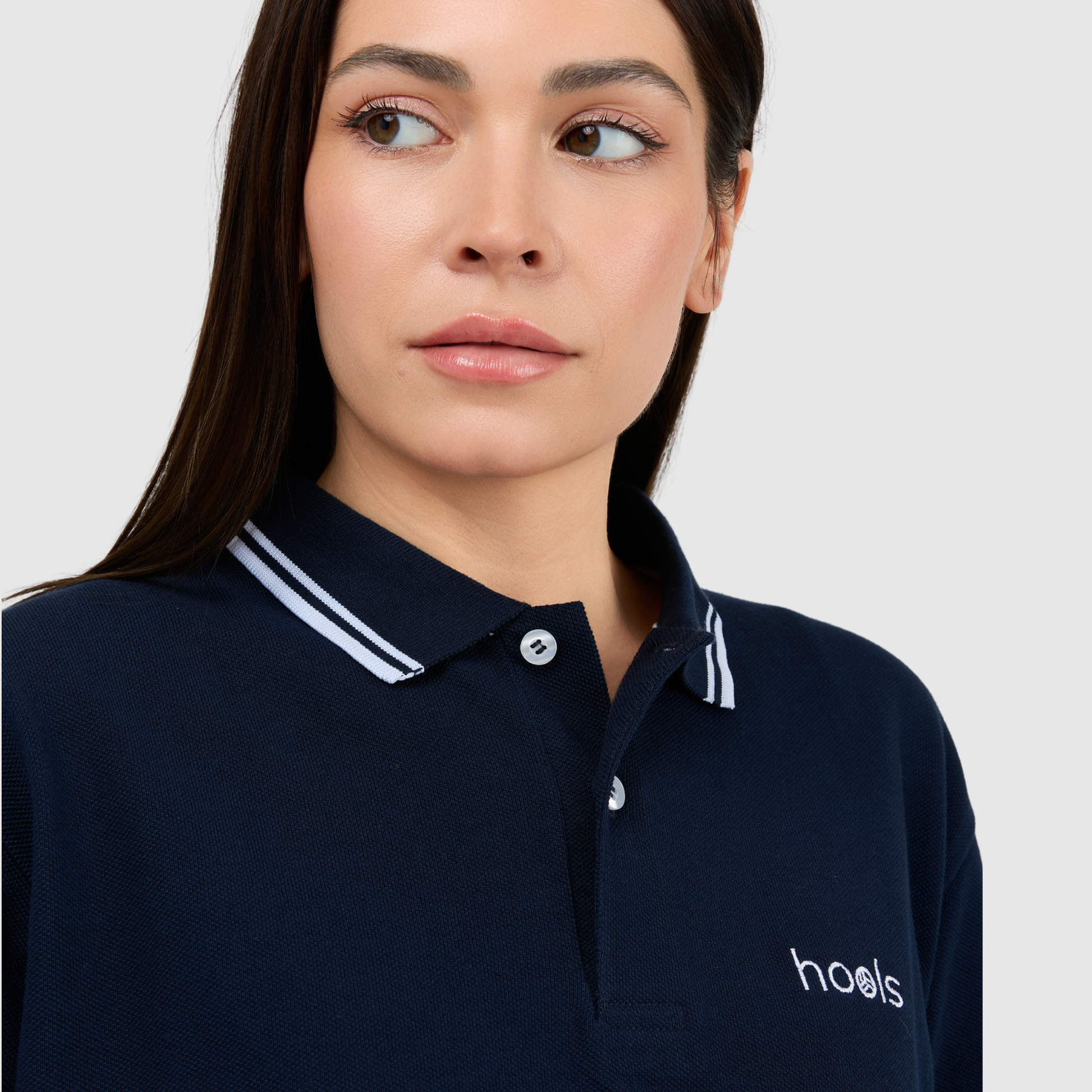 Modelo vistiendo polo The Corner azul marino de Hools con cuello retro y logo bordado