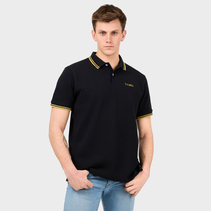 Polo Hools negro con rayas amarillas en look casual urbano