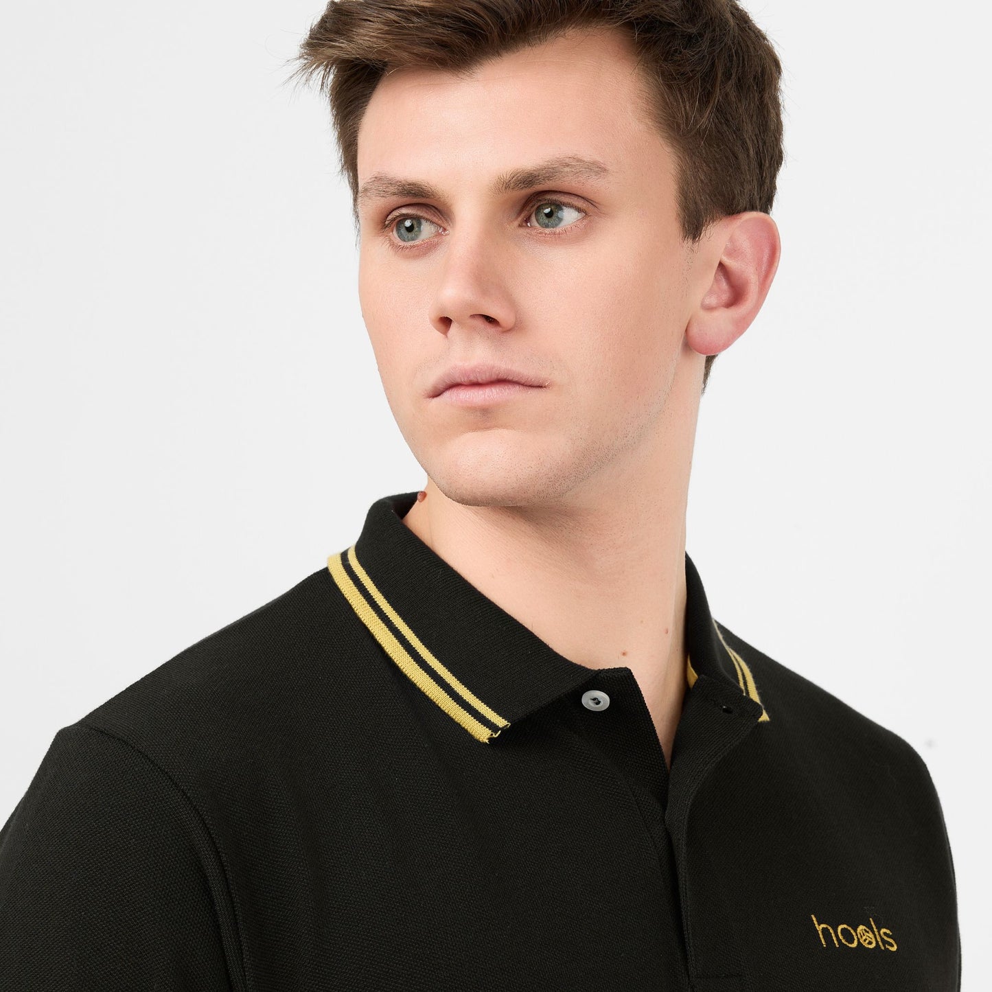 Polo Hools negro con rayas amarillas llevado por modelo hombre