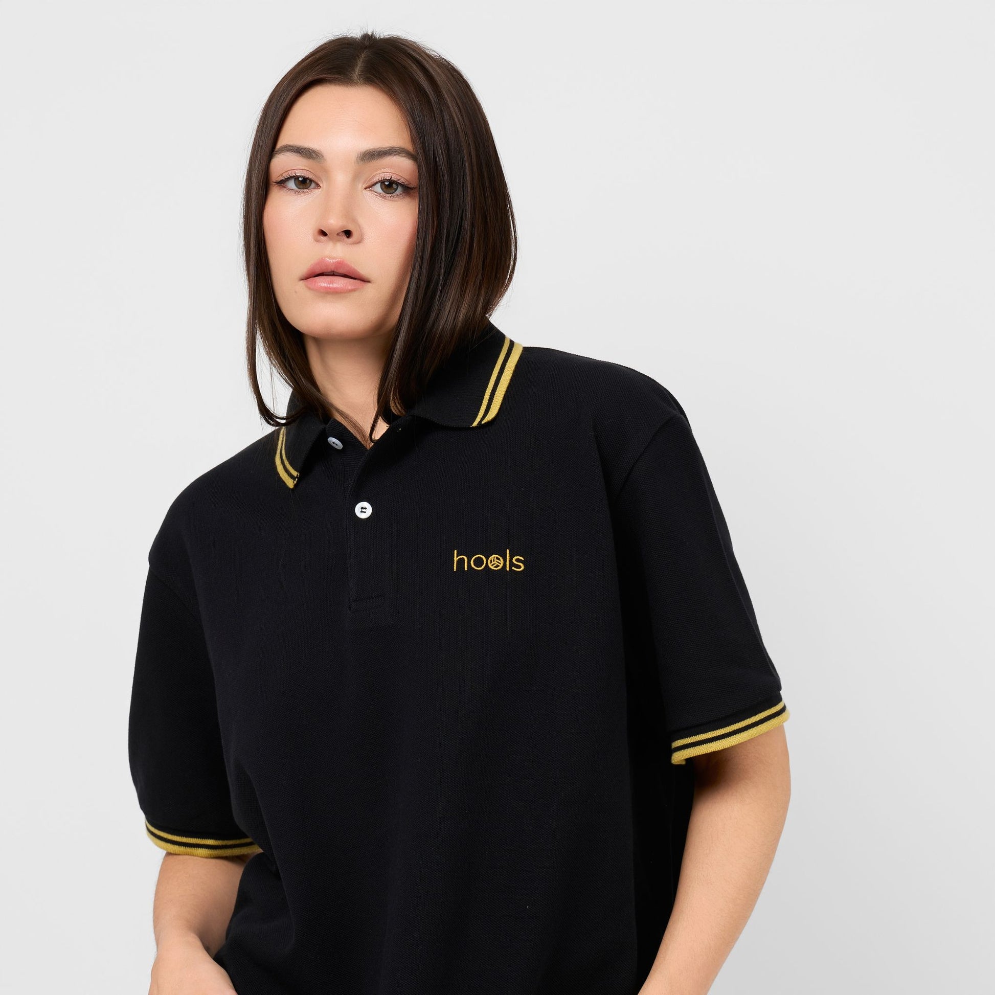 Modelo con polo The Classic negro de Hools
