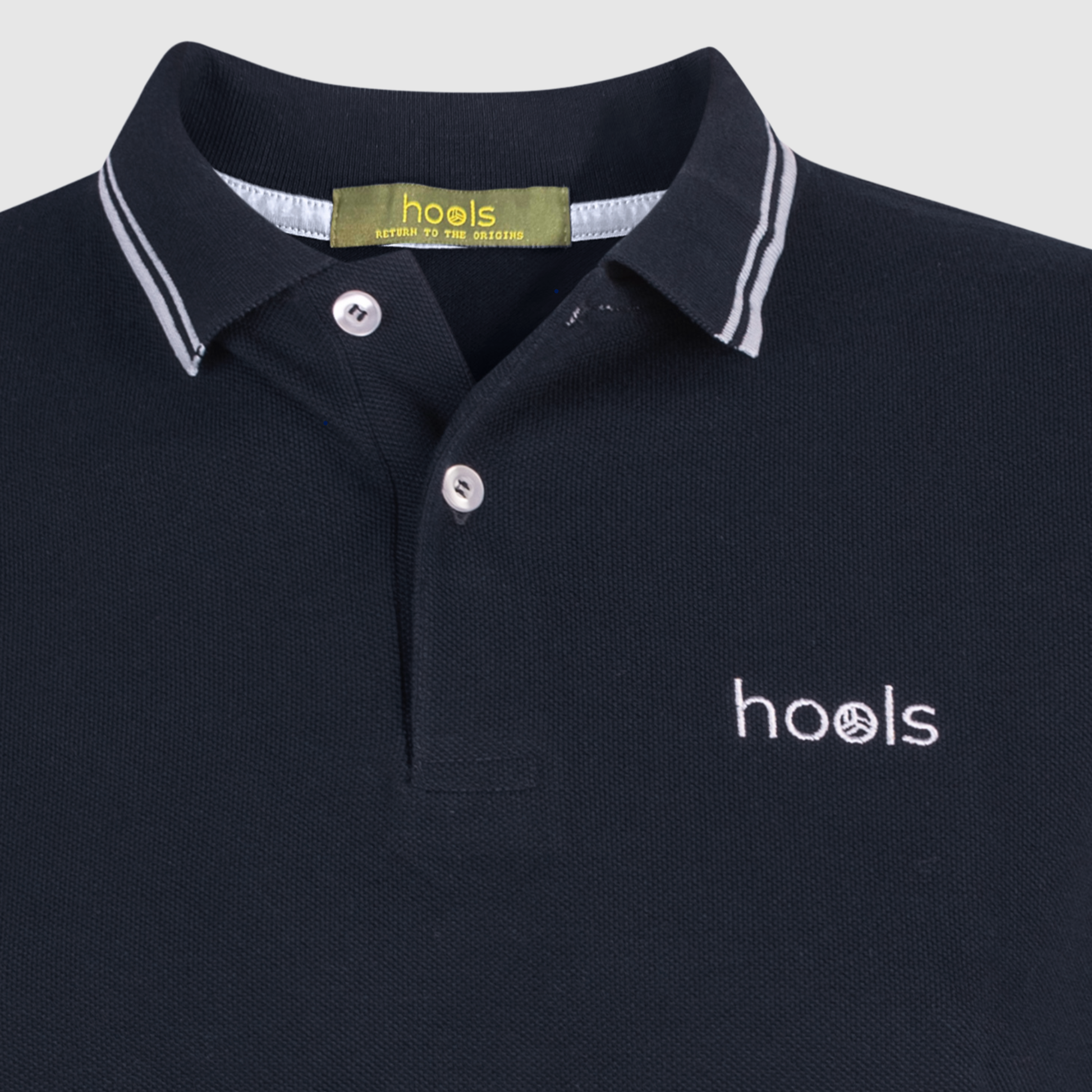 Detalle de cuello del polo The Corner azul marino de Hools