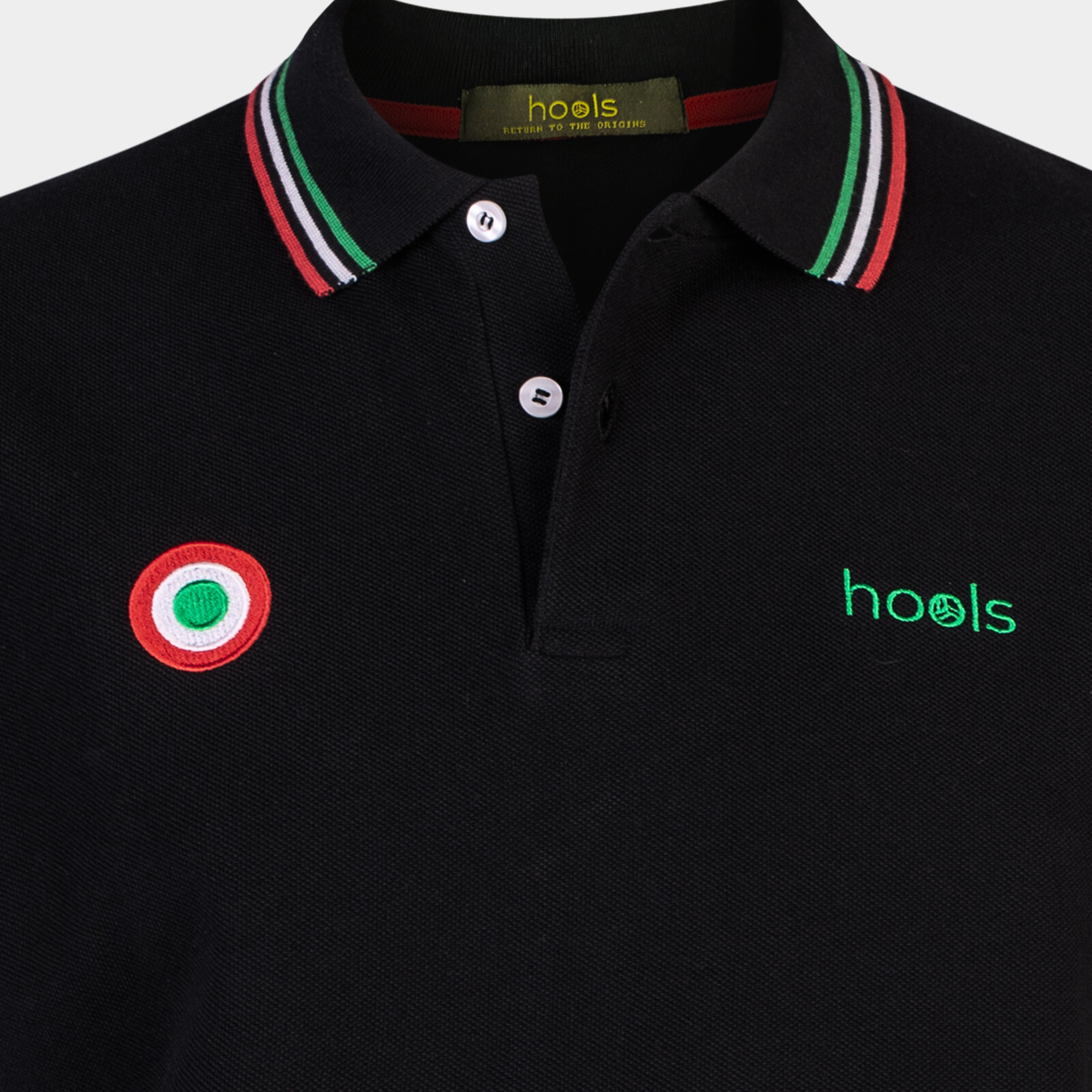 Detalle del cuello retro del polo The Corner azul marino de Hools con bordado