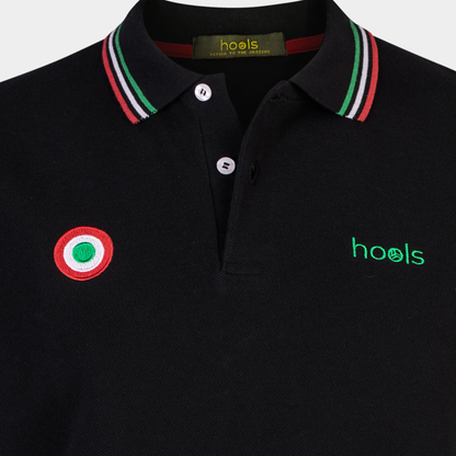 Detalle del cuello retro del polo The Corner azul marino de Hools con bordado