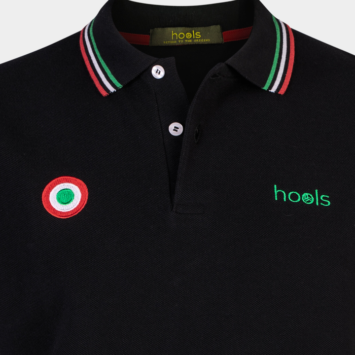 Detalle del cuello retro del polo The Corner azul marino de Hools con bordado