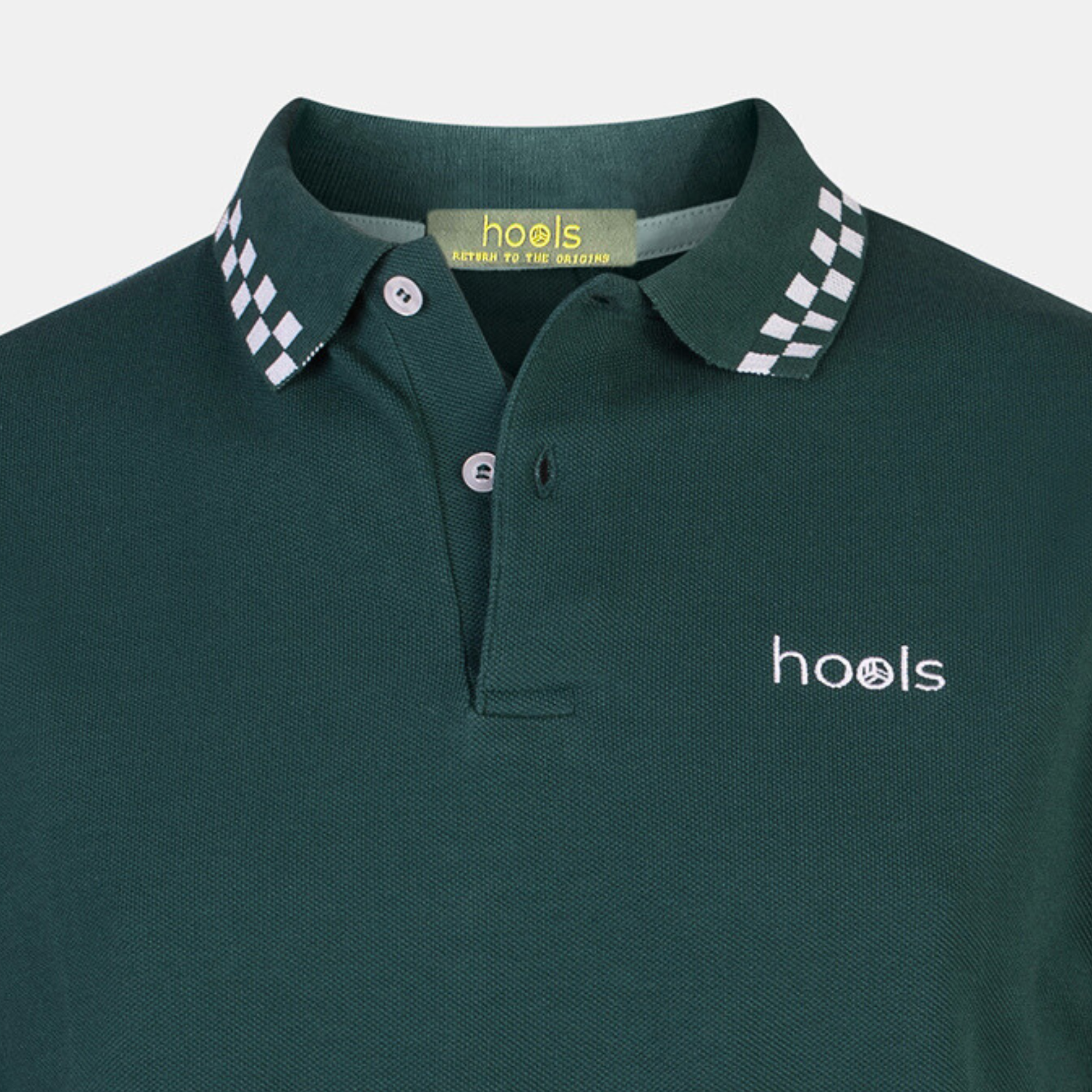 Detalle del cuello retro del polo The Corner verde oscuro de Hools con logo bordado
