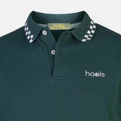 Detalle del cuello retro del polo The Corner verde oscuro de Hools con logo bordado
